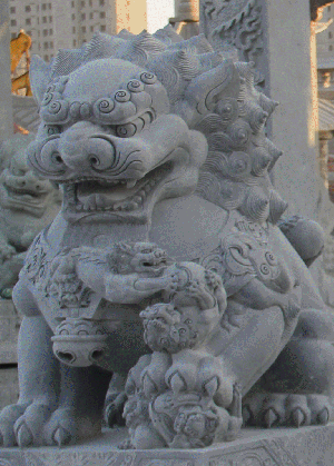 北京石雕獅子制作要點，底座要雕刻精美，獅子雕塑要雄偉。也可以在石雕獅子上在做仿銅處理。
