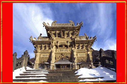   在五臺山風景旅游區,南山寺對面的山崗一下,有一座依山傍水的寺院一一龍泉寺,寺院山門外盜立著一座巨型漢白玉石雕牌坊。這幢石牌樓以其獨特的造型風格和精湛的雕刻藝術吸引著無數中外游人。石雕牌坊位于九龍崗山腰,其圖案設計以