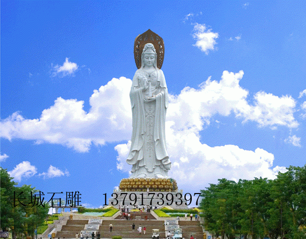石雕觀音選用上等漢白玉石料，從色澤和質(zhì)地凸顯觀音的純潔的不可褻瀆性。
