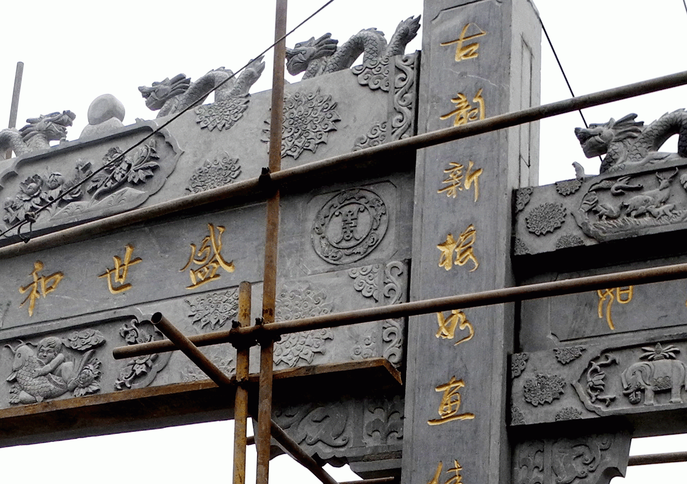 石雕牌坊雕刻的圖案有，中間雕刻的是娃娃抱魚、富貴牡丹浮雕，橫聯是錦繡六龍和盛世和諧兩邊雕刻的是五福捧壽浮雕，小門上雕刻的是吉祥如意，石雕大象和如意組成的吉祥如意圖案，小門橫梁最上面雕刻的是鹿鶴同春吉祥浮雕。