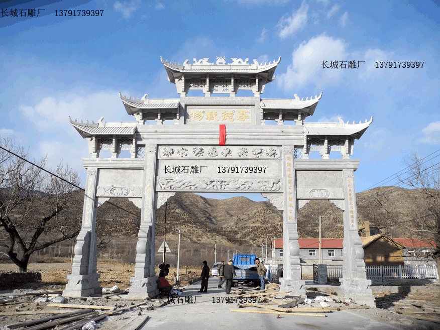 這是安裝在村莊上的石牌坊，雕刻圖案精美，有吉祥八寶雕刻、二龍戲珠雕塑等圖案，這座大門(mén)整體氣勢(shì)不錯(cuò)