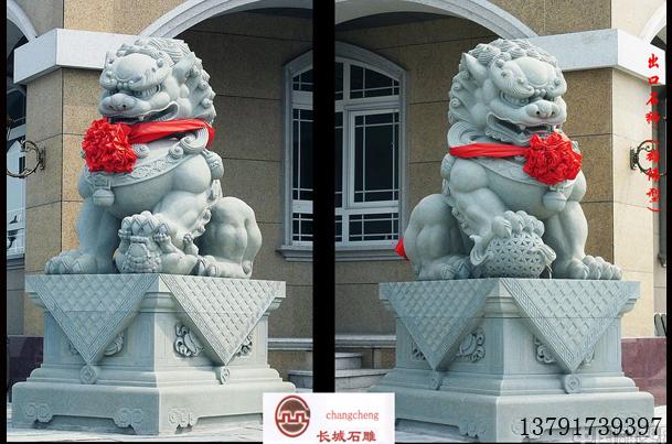 古代的官衙廟堂、豪門巨宅大門前，都擺放一時(shí)石獅子用以鎮(zhèn)宅護(hù)衛(wèi)。直到現(xiàn)代，許多建筑物大門前，還有這種安放石獅子鎮(zhèn)宅護(hù)院的遺風(fēng)不泯。