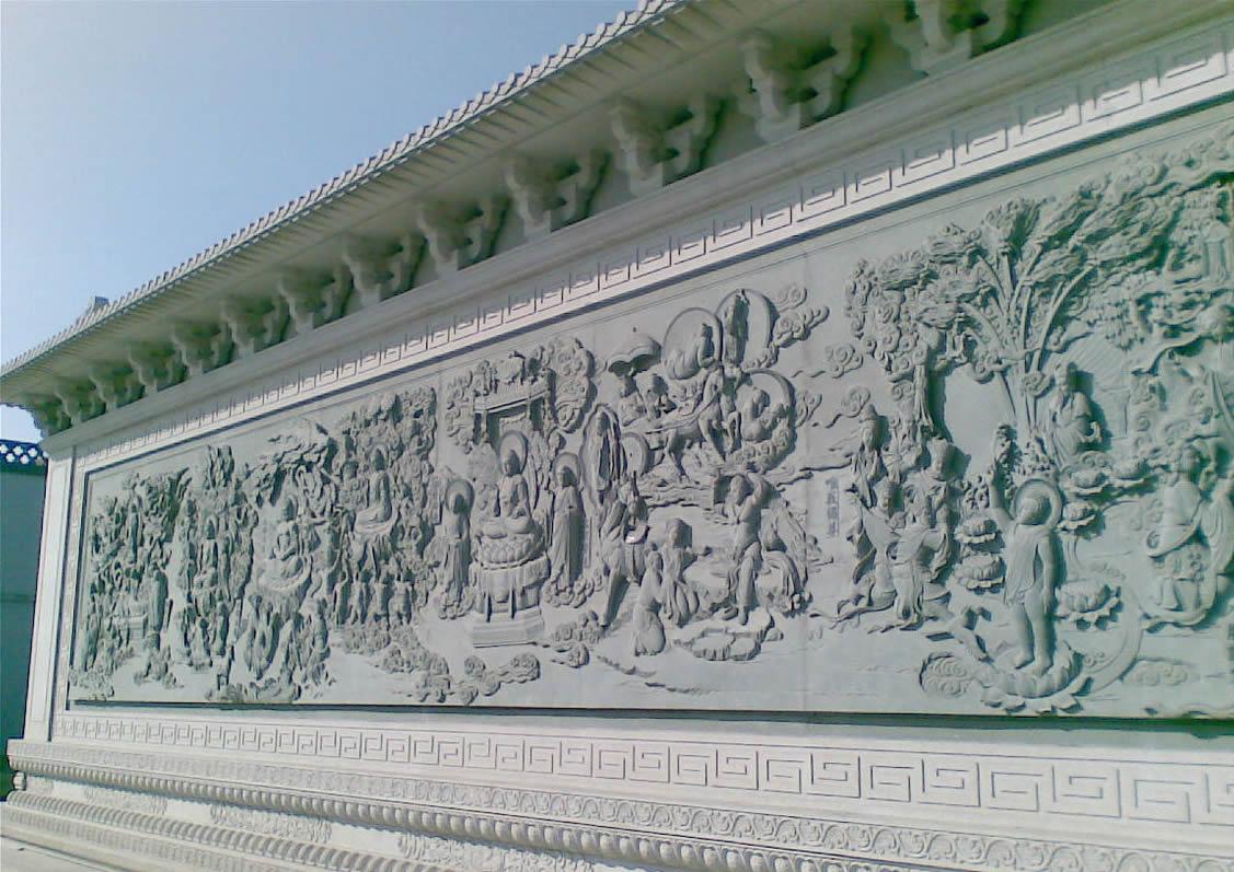 古代的寺廟雕刻往往是以民間藝術的主趨勢作為基礎，同時配合當代的政治形勢需要而偽造太平,因此寺廟雕刻的作品們往往給人一種謙和、寬容的美感。