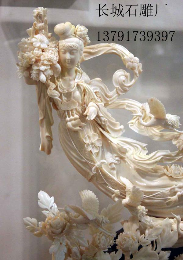 天女散花石雕雕刻作品高80厘米，寬60厘米，北京房山漢白玉料。作者對于該作品，有著自己的評論：“她的獨到之處是能體現她的身材。以前咱們見的都是特別臃腫，她這個呢，根據東西方結合，它把人體能體現出來了，能看出她身體的走向，有動感。對雕塑工藝的要求也較高，絲絲縷縷的，是透雕，特別飄逸，飄逸感特別強。”正如作者自己所言，該作品很多部位采用了透雕，對石雕雕刻藝人們的刀工要求是比較苛刻的。只見天女微微彎曲的身軀，按照人體比例和結構進行塑造，身材苗條，腰肢纖細，左手提著花籃，右手正在輕散鮮花，面部露出淡淡的笑，顯得雅致恬美。