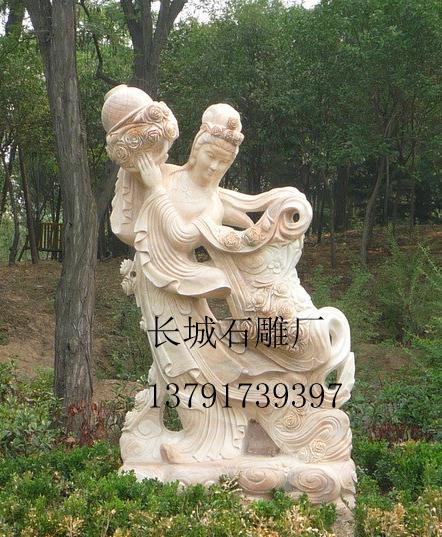 正如作者自己所言，該作品很多部位采用了透雕，對石雕雕刻藝人們的刀工要求是比較苛刻的。只見天女微微彎曲的身軀，按照人體比例和結構進行塑造，身材苗條，腰肢纖細，左手提著花籃，右手正在輕散鮮花，面部露出淡淡的笑，顯得雅致恬美