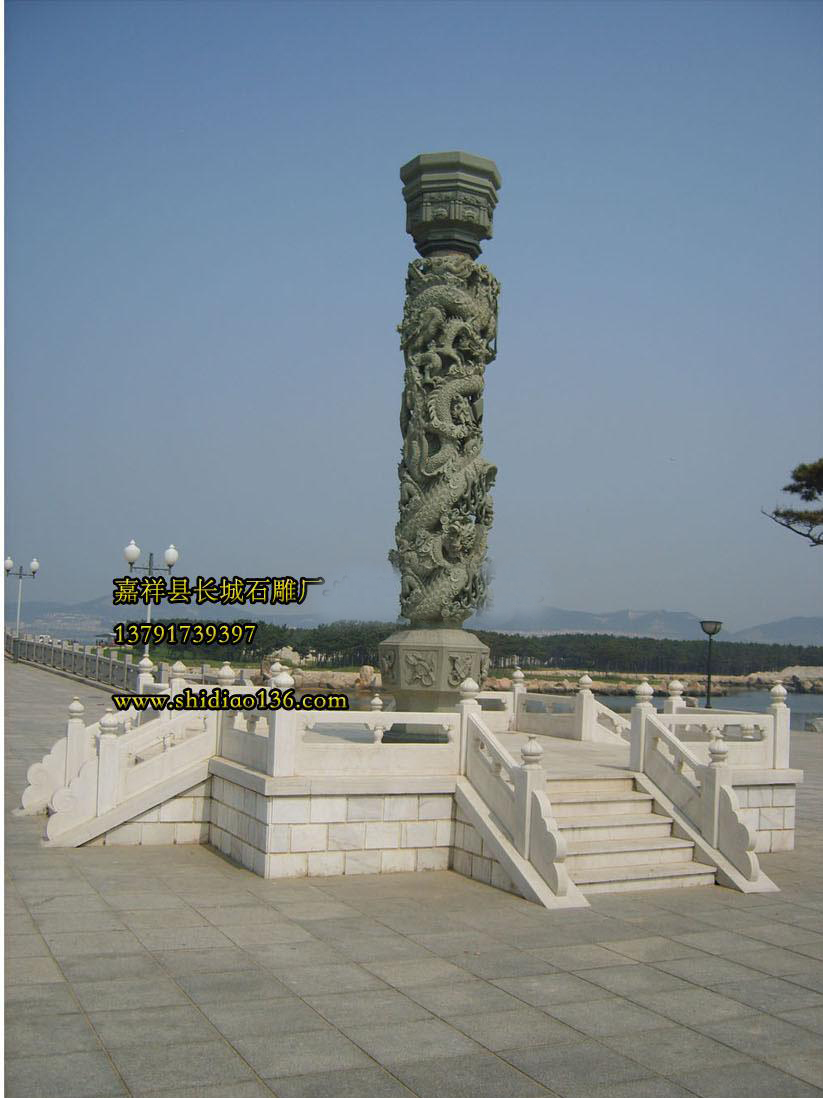 石雕龍柱雕刻的獨具匠心，剛勁有力，龍首鹿呈現了吉祥如意，他也是我國龍柱雕刻的代表，這幾根龍柱雕刻我們石雕廠花費了很大的心血，也成為了石雕龍柱雕刻的楷模。