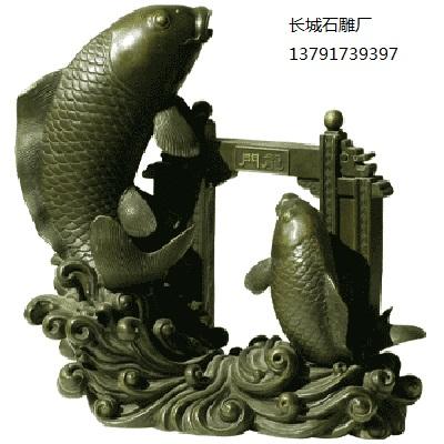 石雕魚為觀賞魚，改善環(huán)境、風(fēng)水，期待改善財(cái)運(yùn)，同時(shí)因“金魚”與“金玉”諧音，形成了“金玉滿堂”的吉祥圖案。
