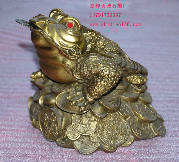 石雕金蟾所居之地，都是聚財之寶地，宅內擺放石雕金蟾，有吸財、吐財、聚財、鎮財的作用，是經商最好最能旺財運的吉祥物。神獸嘴銜兩串銅錢，所吐的錢便是旺財的，意為"招財進寶、一本萬利"！