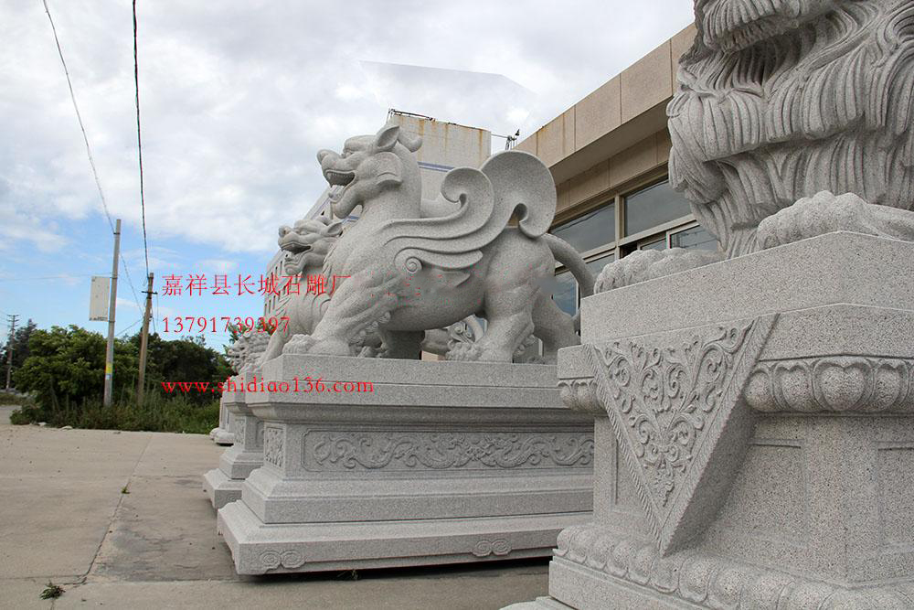 石雕貔貅在風水上用來驅邪、擋煞、鎮宅其威力是無庸置疑的。相傳貔貅喜愛金銀財寶的味道，常咬回金銀財寶來討主人的歡心，故有言此乃招財之物。