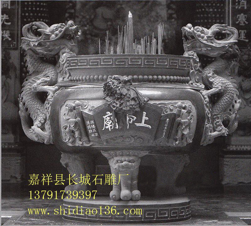 石雕香爐的用途還在于其是承接佛教香火的一個主要方式，我們通常對一座寺院的看法都是通過對香火旺不旺盛來進行的，而且在歷史的演變中，有時候它的存在就是我們佛教歷史的一個見證，它在時間的變遷中看慣了塵世的紛擾，帶我們一起領略佛教的深厚文化底蘊。