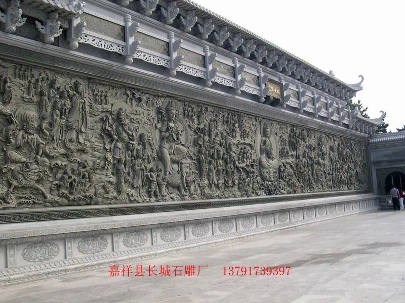 石雕大多以菩薩坐騎為主，例如獅鷺獸，石雕麒麟等，造型逼真大多都是仰望狀，意在上傳天意，下達民情，，有著體恤百姓，聆聽信徒心愿之意。