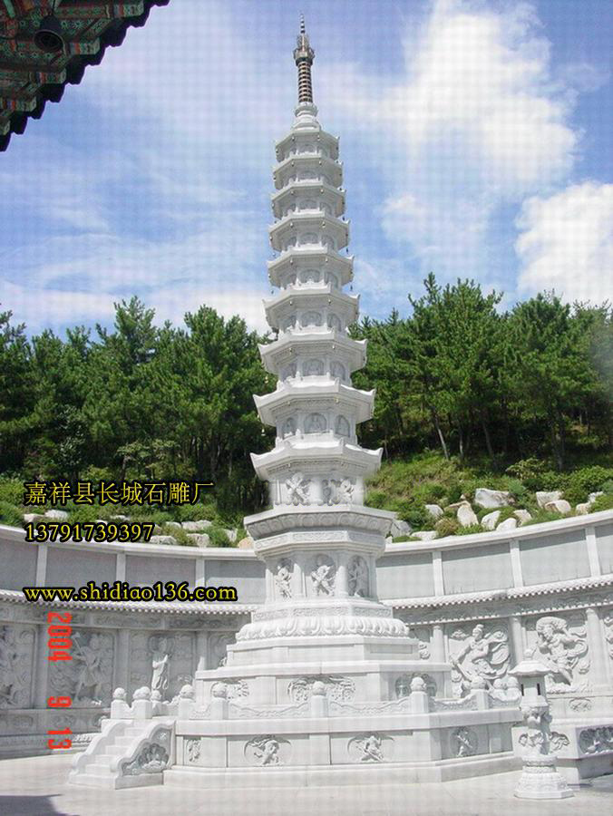 石雕佛塔-隨著佛教進(jìn)入中國(guó)之后也經(jīng)歷了一個(gè)中國(guó)化的歷程，印度的風(fēng)格早在漢朝時(shí)期就被改造為多層樓閣式的形態(tài)。佛塔最初的材料是木材，建在佛寺的正中央，佛寺中最主要的建筑。