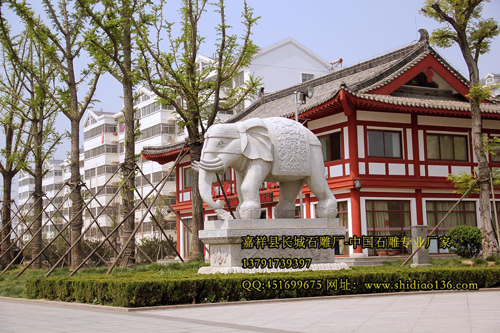 石雕大象的象與“祥”同音，因此象是吉祥事物中常用的瑞獸。太平有祥（象），即天下太平。平與“瓶”同音，吉祥事物常以象馱寶瓶，象征天下太平，瓶中還插有花卉、靈芝、如意以加深象吉祥美好的寓意。