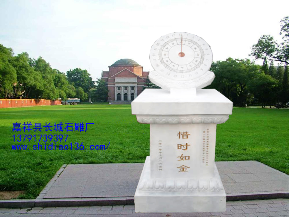 漢白玉日晷在古代亦有與日月同行之謂，是皇權(quán)的象征，取其與時俱進(jìn)之意，玉既為天下至美之物，也是極具價值的藝術(shù)珍藏品。