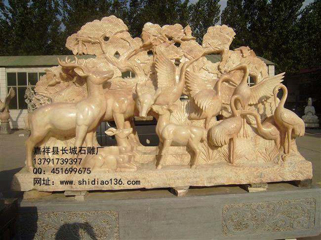 石雕鹿和鶴都是風水中代表健康長壽的靈物。鹿童、鶴童仙子是老壽星南極仙翁壇下的高徒。“鹿鶴銜芝”吉祥物，梅花鹿臥一大壽桃旁，一仙鶴并立，鹿鶴共同銜一顆靈芝仙草。寓示延年益壽、健康吉祥、永葆青舂。