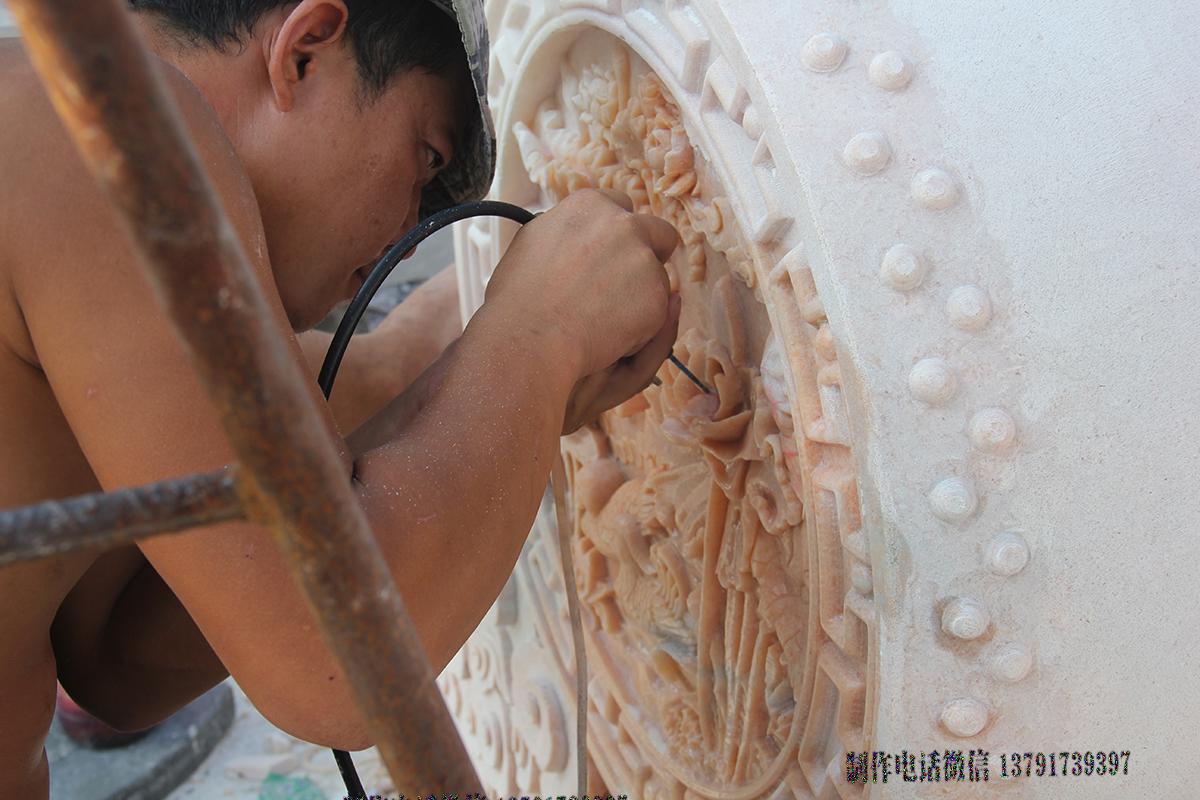石雕廠現場制作浮雕蓮花圖片